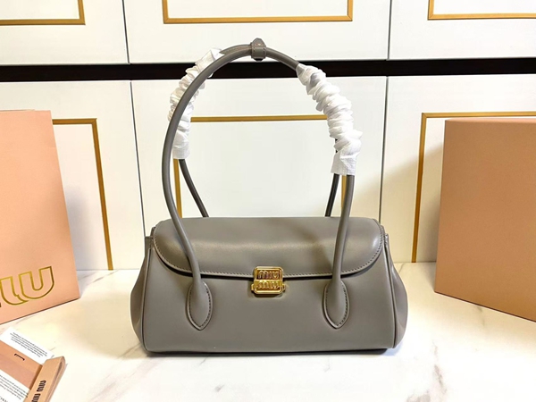 スーパーコピーブランドバッグ正面デザイン